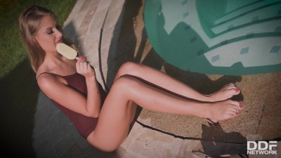 Sizzling Hot Masturbation Solo Shows Tiffany Tatum Licking Ice off her Toes