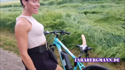 Lara Bergmann Fucks her Bike!