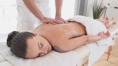 Porn-plus - Hot Babe Orgasms at Massage Session