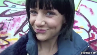 Schlankes Young Lullu in Berlin Park ohne Gummi gefickt (+18)