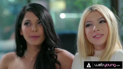 Gina Valentina & Kenzie Reeves - Cadey Mercury Has Some Wet Fun With College Roommates