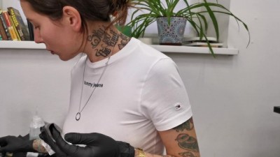 En tatovør uden undertøj! chubby mature nude pics Betalt med se!for en tatovering!