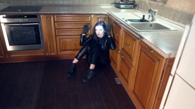 The policeman caught the pornhub mobile legends robber in the apartment