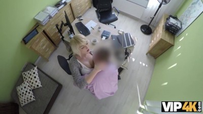 Lo Desvía Haciéndola Gritar: La rubia en busca de su Préstamo Pervertido