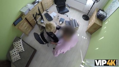 Delgada Bombshell Satisface al Inspector con una Intensa Cogida