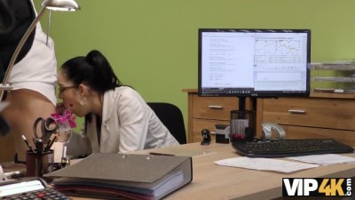 Heiße Brillenschönheit lässt es mit dem Agenten heiß hergehen!