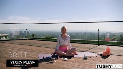 Blonde Babe Shows Off Her Perfect Gaping Ass